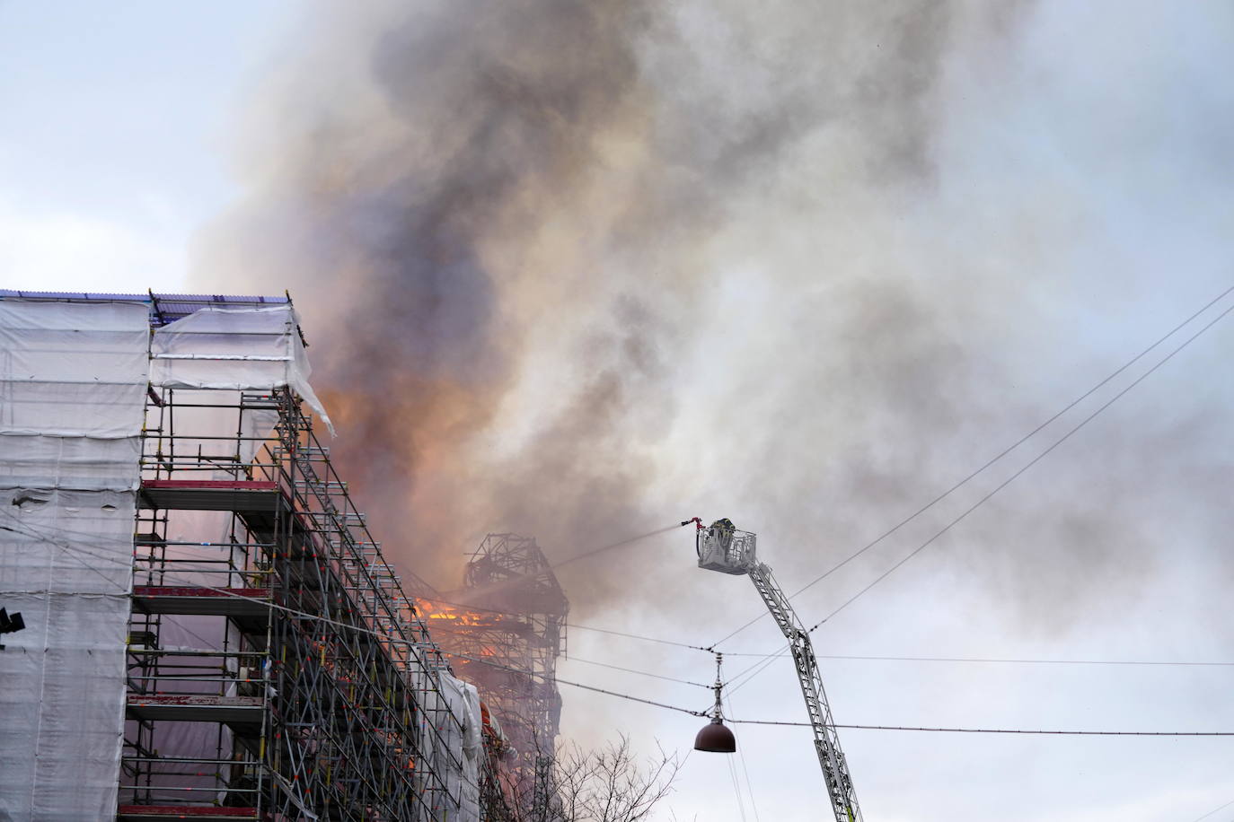 Las impactantes imágenes del incendio que devora el edificio de la Bolsa de Copenhague