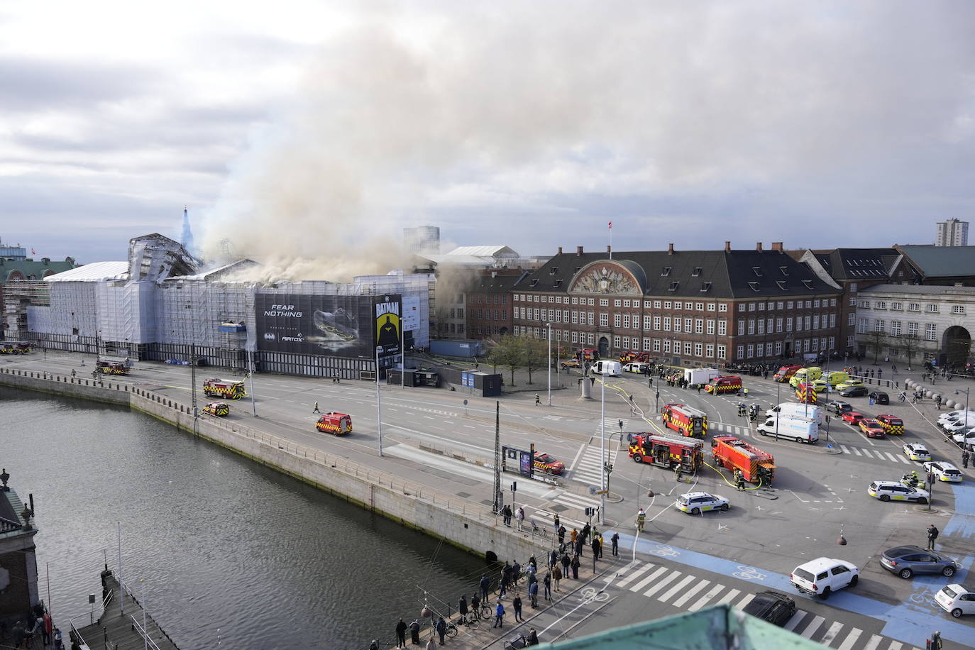 Las impactantes imágenes del incendio que devora el edificio de la Bolsa de Copenhague