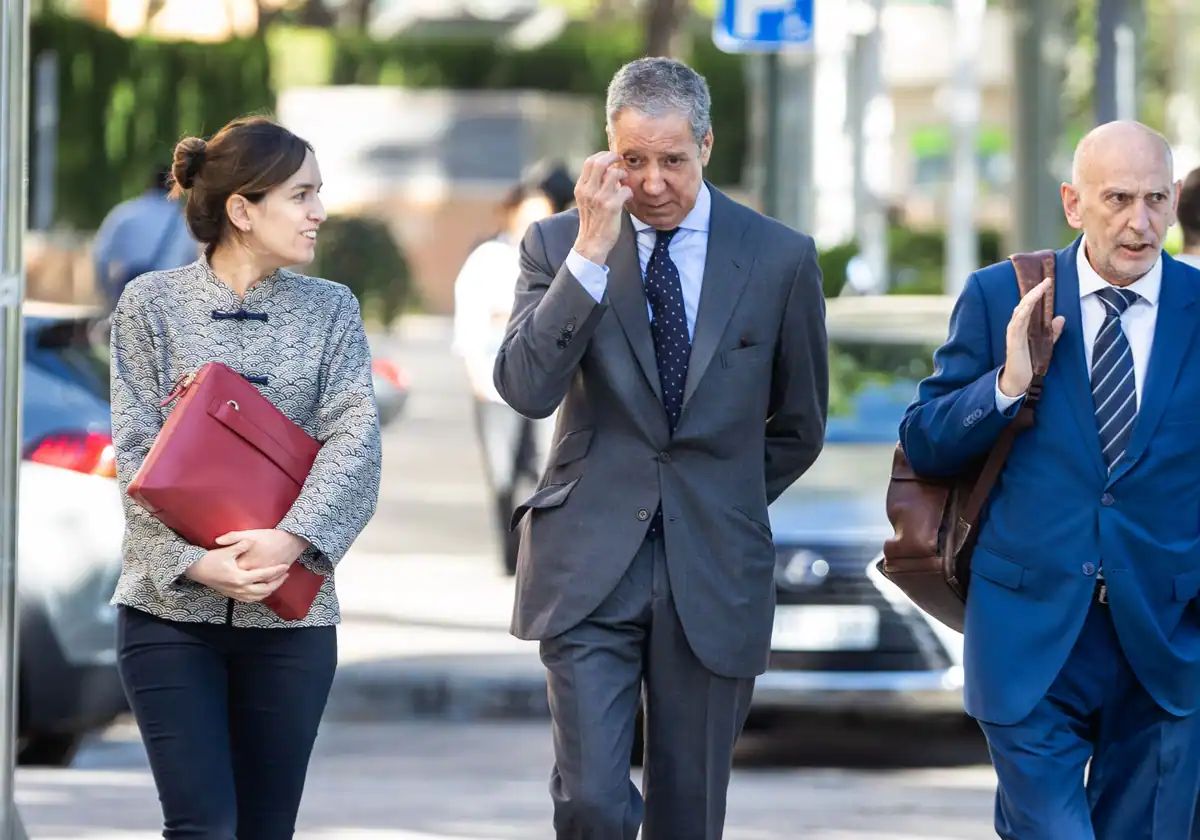 Eduardo Zaplana, con sus abogados, a su llegada a la Ciudad de la Justicia.