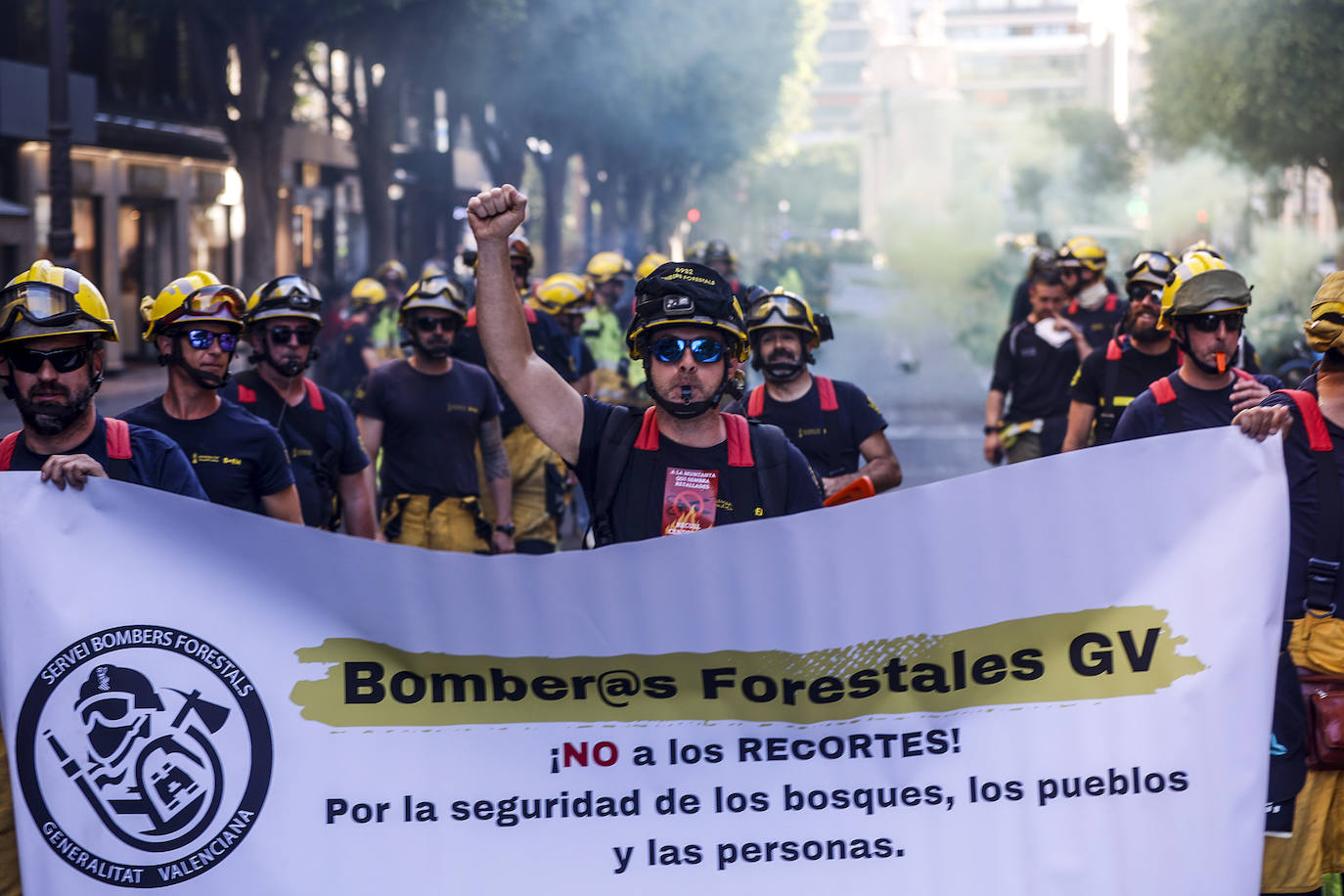 Los bomberos forestales valencianos protestan por los recortes frente al fuego, en imágenes