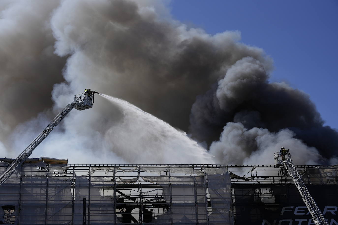 Las impactantes imágenes del incendio que devora el edificio de la Bolsa de Copenhague