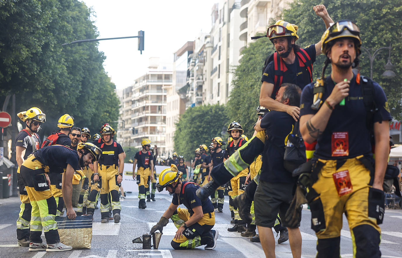 Los bomberos forestales valencianos protestan por los recortes frente al fuego, en imágenes