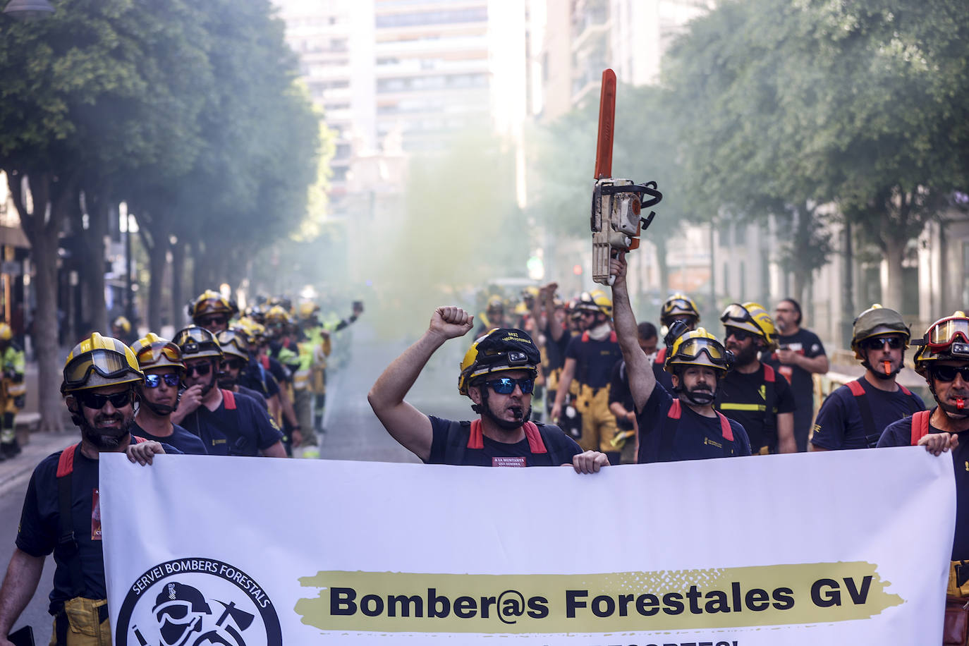 Los bomberos forestales valencianos protestan por los recortes frente al fuego, en imágenes