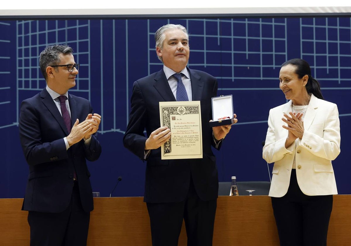 Imagen principal - José Ortiz recibe su galardón en la primera imagen. A continuación, Ana Lanuza, la responsable de Civil.