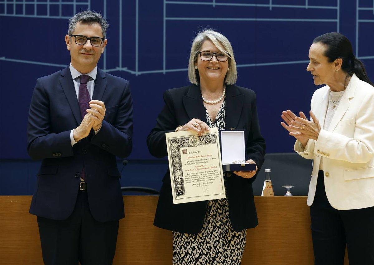 Imagen secundaria 1 - José Ortiz recibe su galardón en la primera imagen. A continuación, Ana Lanuza, la responsable de Civil.