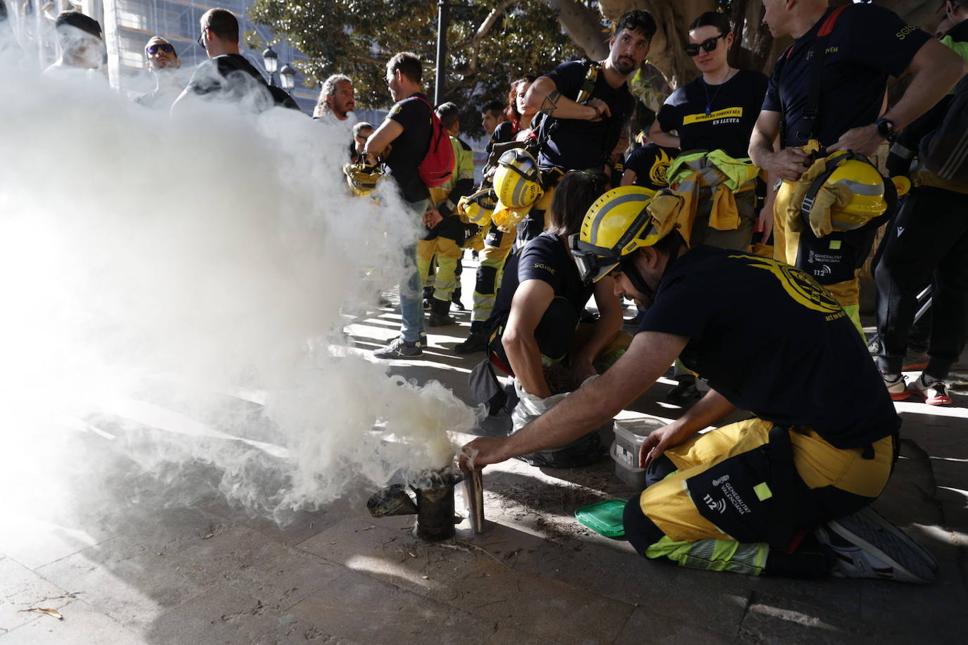 Los bomberos forestales valencianos protestan por los recortes frente al fuego, en imágenes