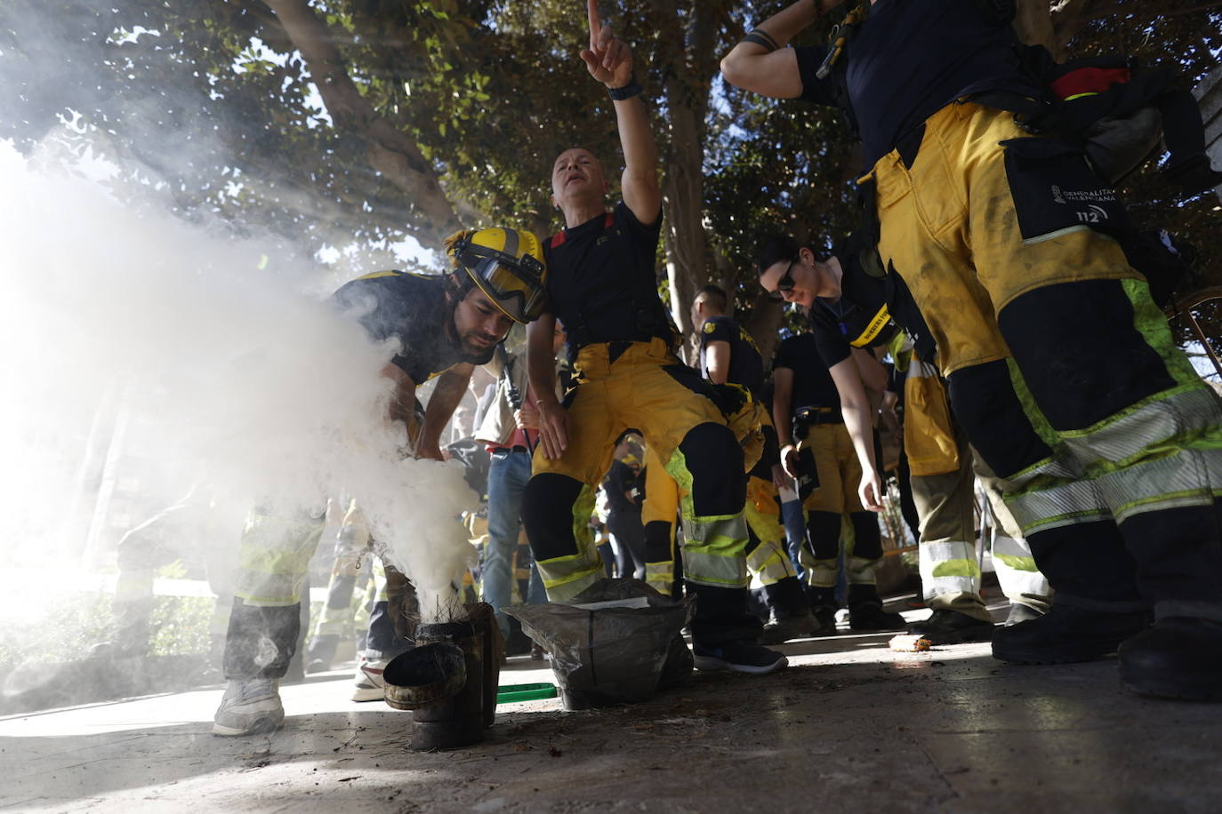 Los bomberos forestales valencianos protestan por los recortes frente al fuego, en imágenes