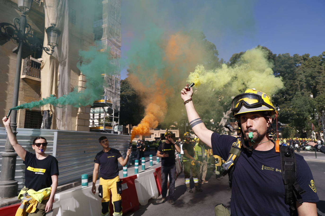 Los bomberos forestales valencianos protestan por los recortes frente al fuego, en imágenes