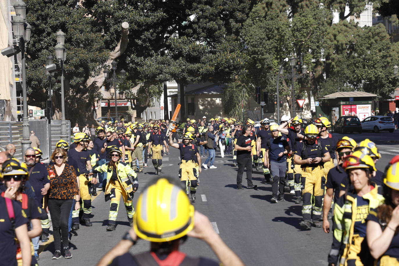 Los bomberos forestales valencianos protestan por los recortes frente al fuego, en imágenes