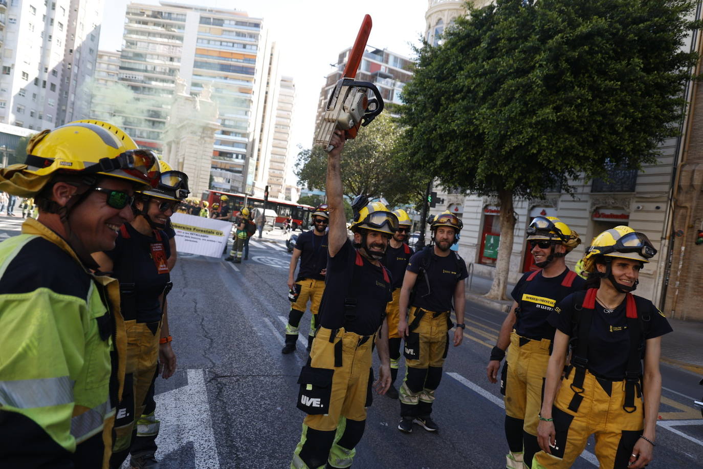 Los bomberos forestales valencianos protestan por los recortes frente al fuego, en imágenes