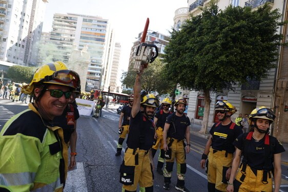 Los bomberos forestales valencianos protestan por los recortes frente al fuego, en imágenes