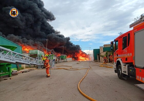 Humo como consenciencia de la combustión en el incendio de la planta de reciclaje.