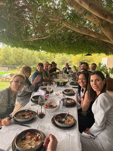 Belén Arias, en su casa con los invitados a comer fabada.