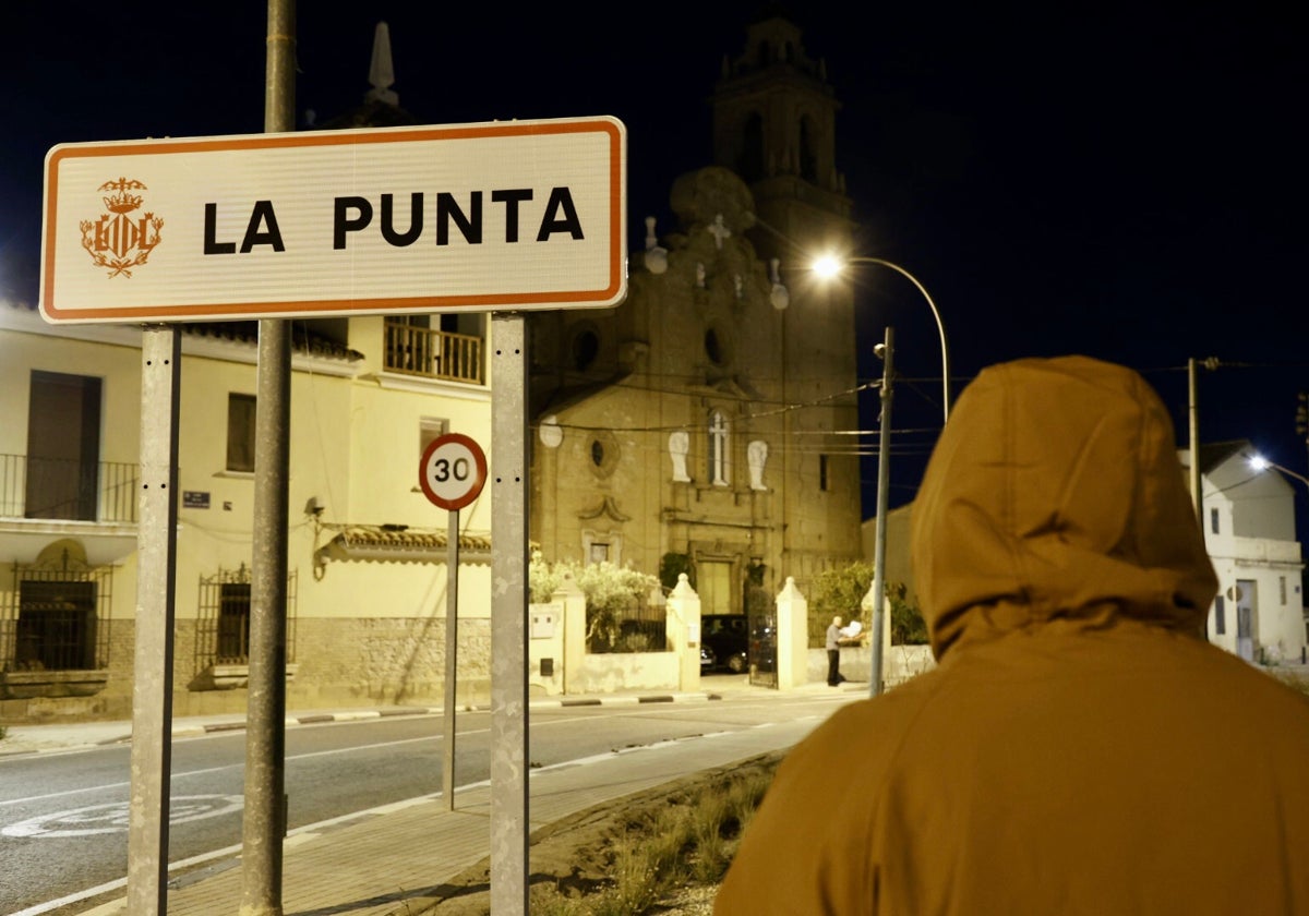 Un miembro de una patrulla vecinal, anoche, en actitud vigilante en La Punta.