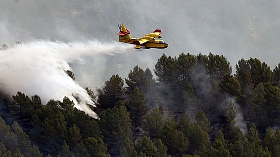 Los vecinos desalojados regresan a sus casas tras dar por estabilizado el incendio de Tàrbena