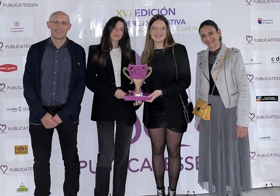 El equipo de la UA en la gala del XVI Festival Publicatessen en Valladolid.