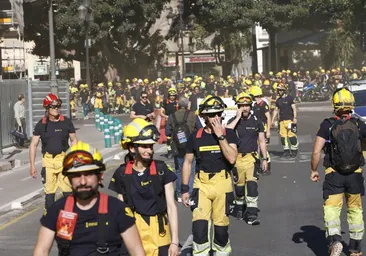 Bomberos durante la manifestación.