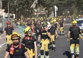 Concentración de bomberos forestales este martes en Valencia.