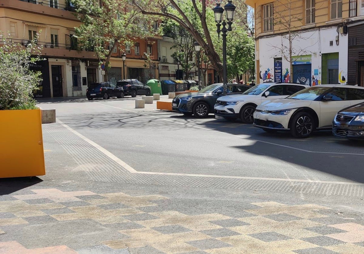 Coches aparcados en la supermanzana de la Pechina.