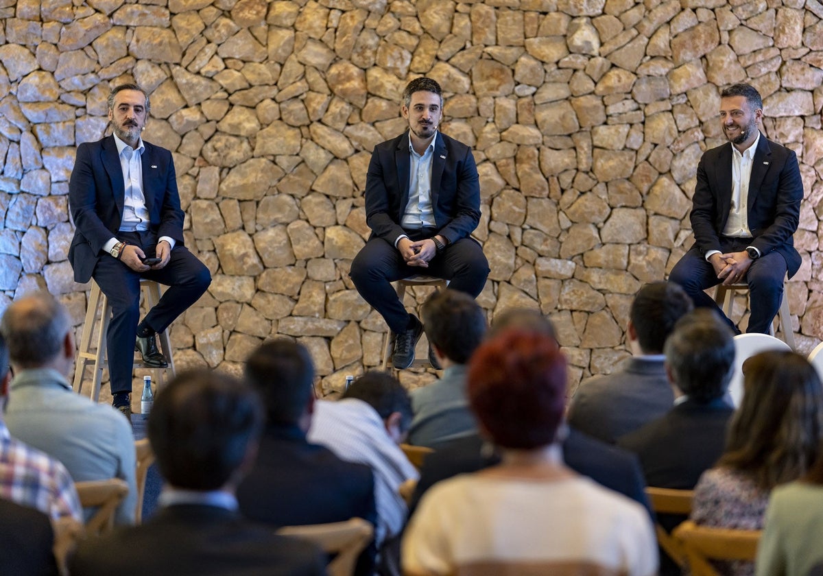 Vicente Montesinos (presidente del Consejo de Administración), Alfredo R. Cebrián (CEO) y David Osuna (CFO), durante la presentación de los resultados.