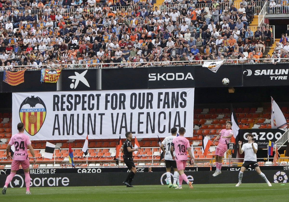 Mensaje del Valencia en la grada clausurada en Mestalla.