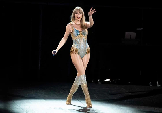Taylor Swift durante un concierto de su gira, The Eras Tour.