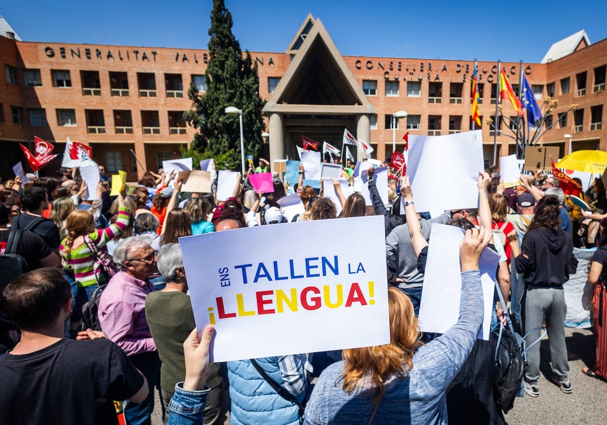 Un instante de la protesta organizada en la sede de Campanar.