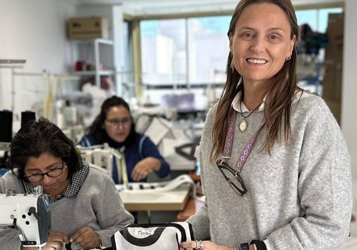 Marta García-Janini, en el taller donde trabajan mujeres en riesgo de exclusión.