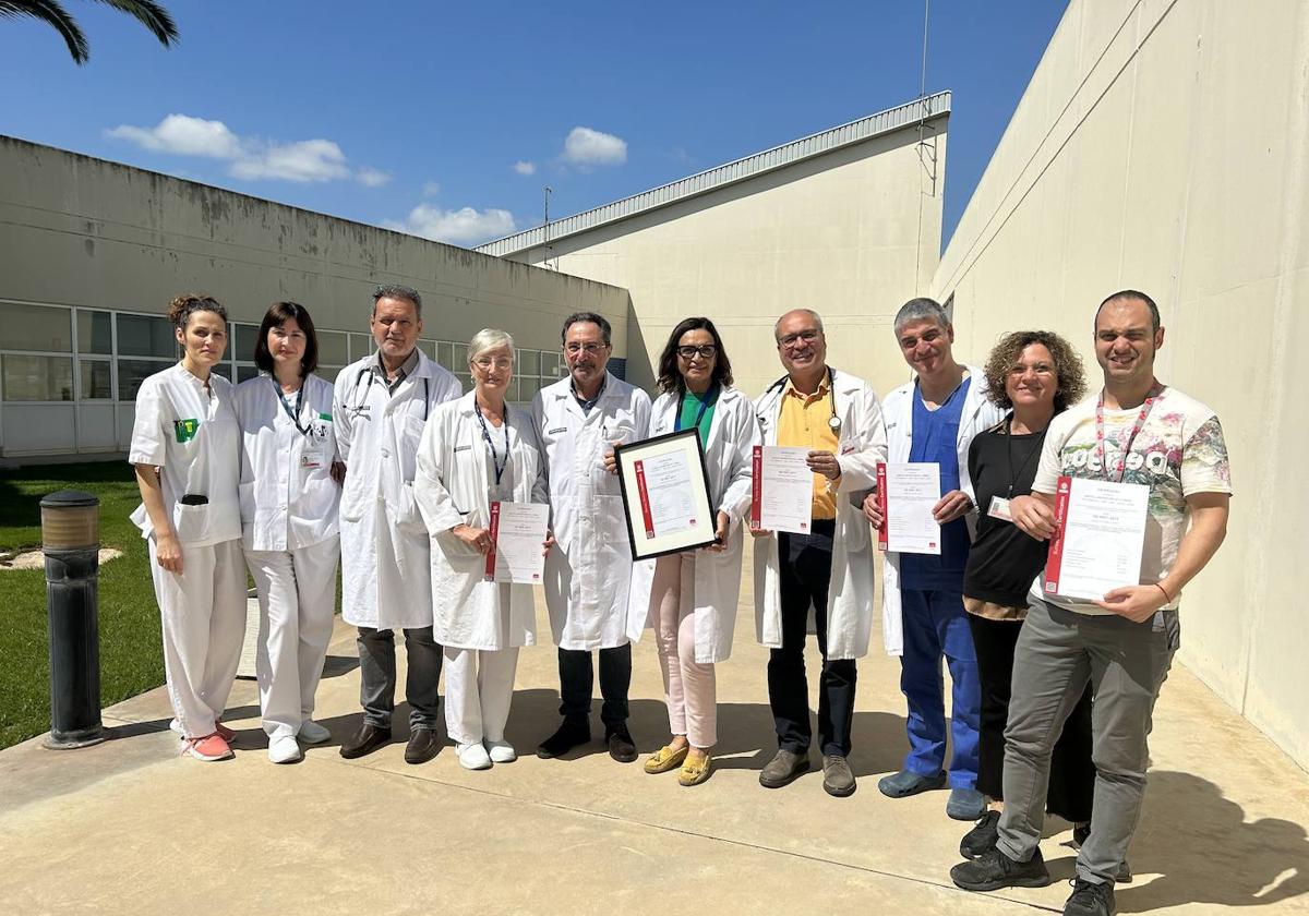 Responsables del hospital con los certificados.