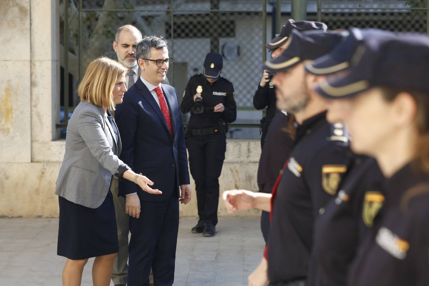 El ministro Félix Bolaños, y la delegada del Gobierno en la Comunitat Valenciana, Pilar Bernabé, visitan la Oficina de Denuncias y Atención a la Mujer