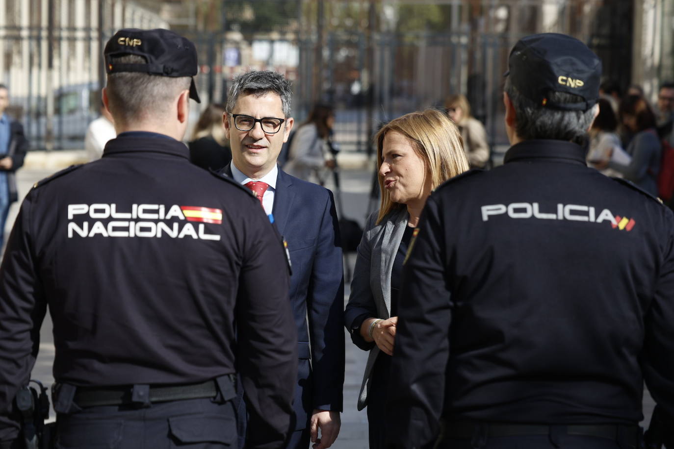 El ministro Félix Bolaños, y la delegada del Gobierno en la Comunitat Valenciana, Pilar Bernabé, visitan la Oficina de Denuncias y Atención a la Mujer