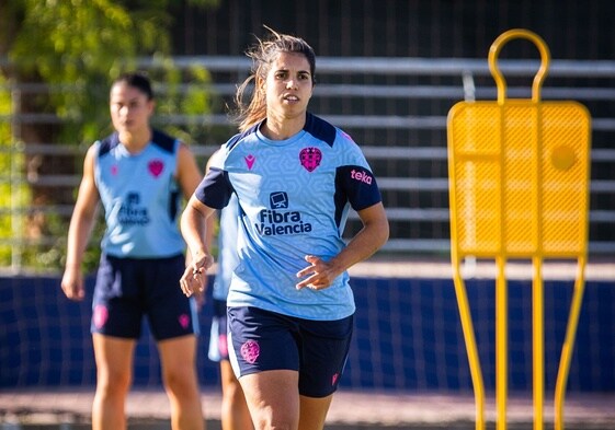 Alba Redondo, en un entrenamiento del Levante.