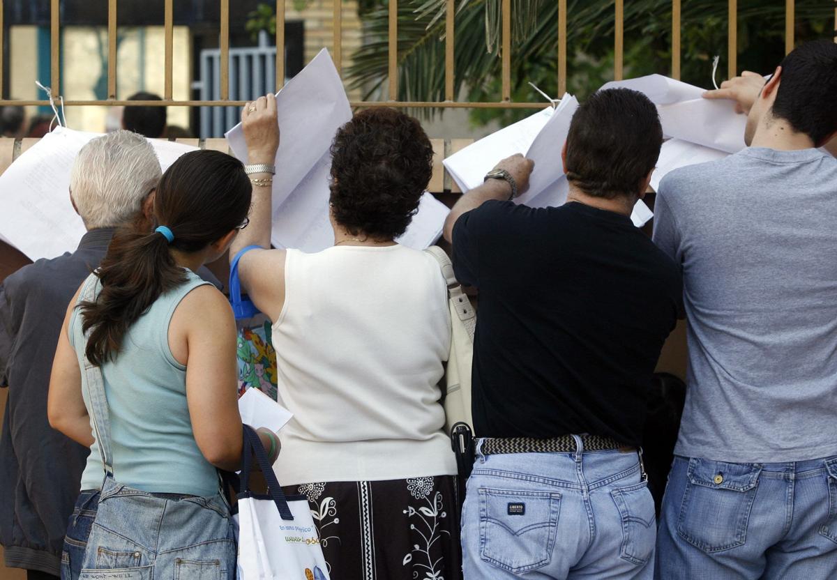 Un grupo de personas consulta el censo electoral.