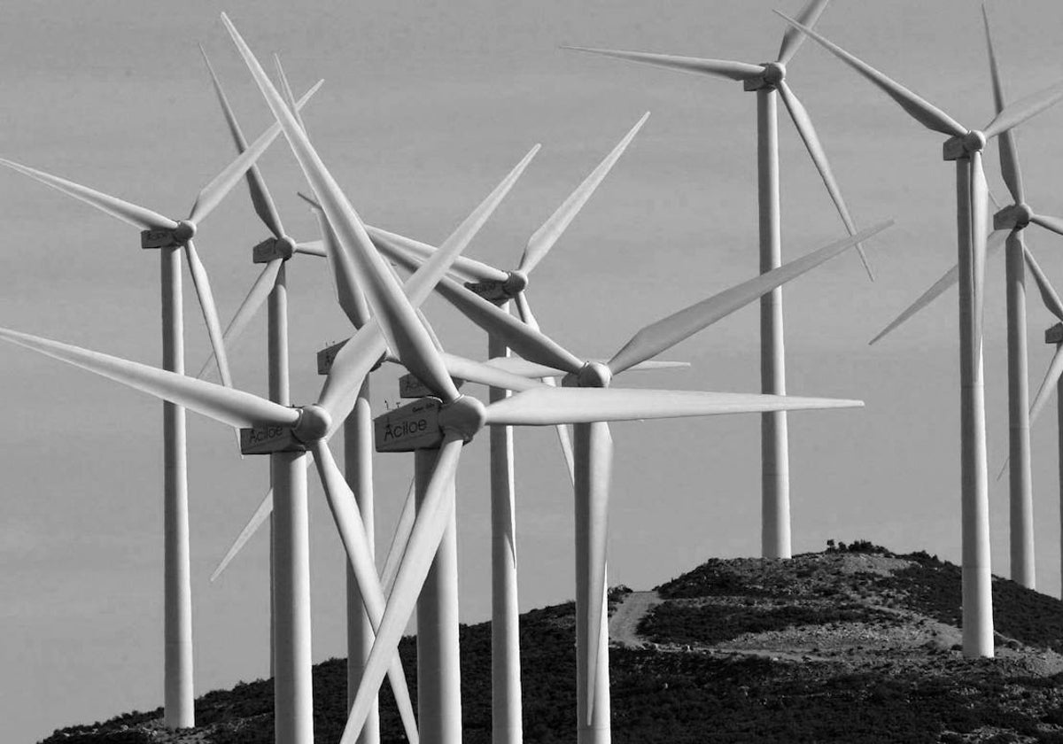 Molinos de viento del parque eólico ubicado en Buñol.