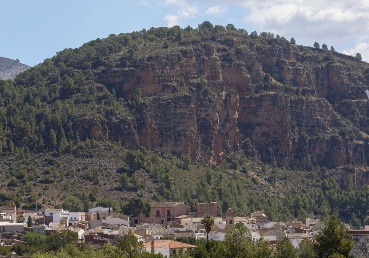 Vista de Olocau rodeado por montes arbolados.