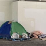 Tienda de campaña, en el puente de las Flores.