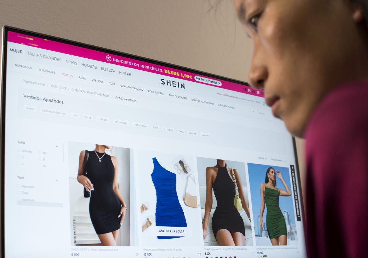 Un usuario comprando por Shein, imagen de archivo.