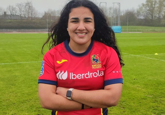 Valentina Pérez posa con la camiseta de las Leonas.