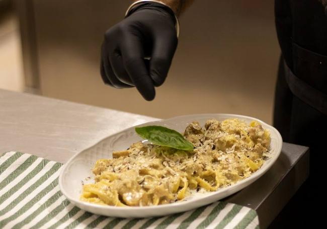 El cremoso tagliatelle con crema di parmigiano, porcini e salsiccia de A' Napule