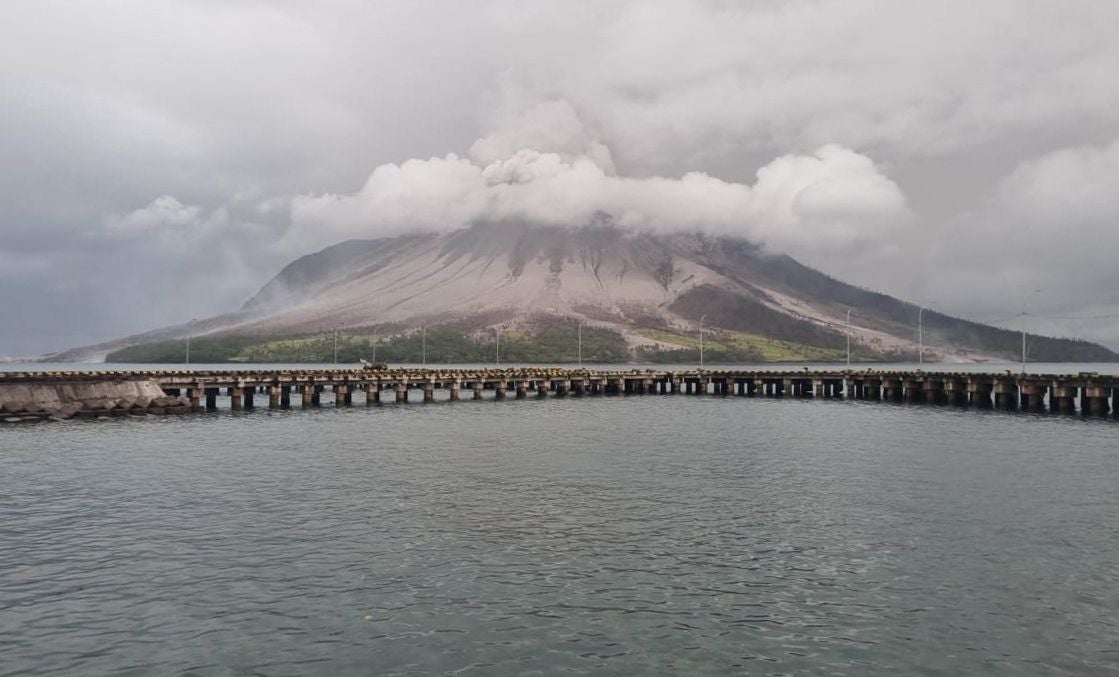 Indonesia eleva al máximo el nivel de alerta por la erupción del volcán Ruang