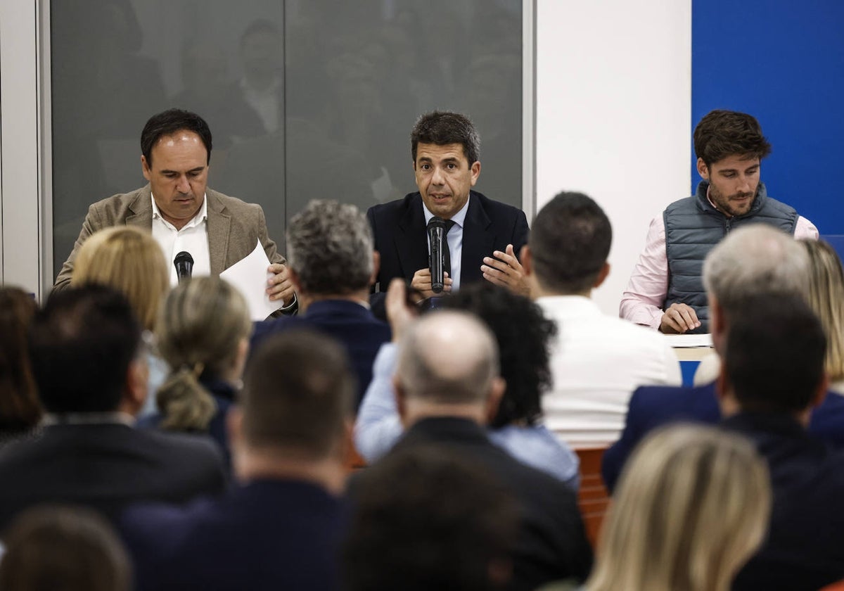 Carlos Mazón (centro), preside el comité ejecutivo autonómico del PPCV.