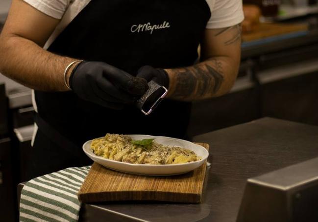 El cremoso tagliatelle con crema di parmigiano, porcini e salsiccia de A' Napule