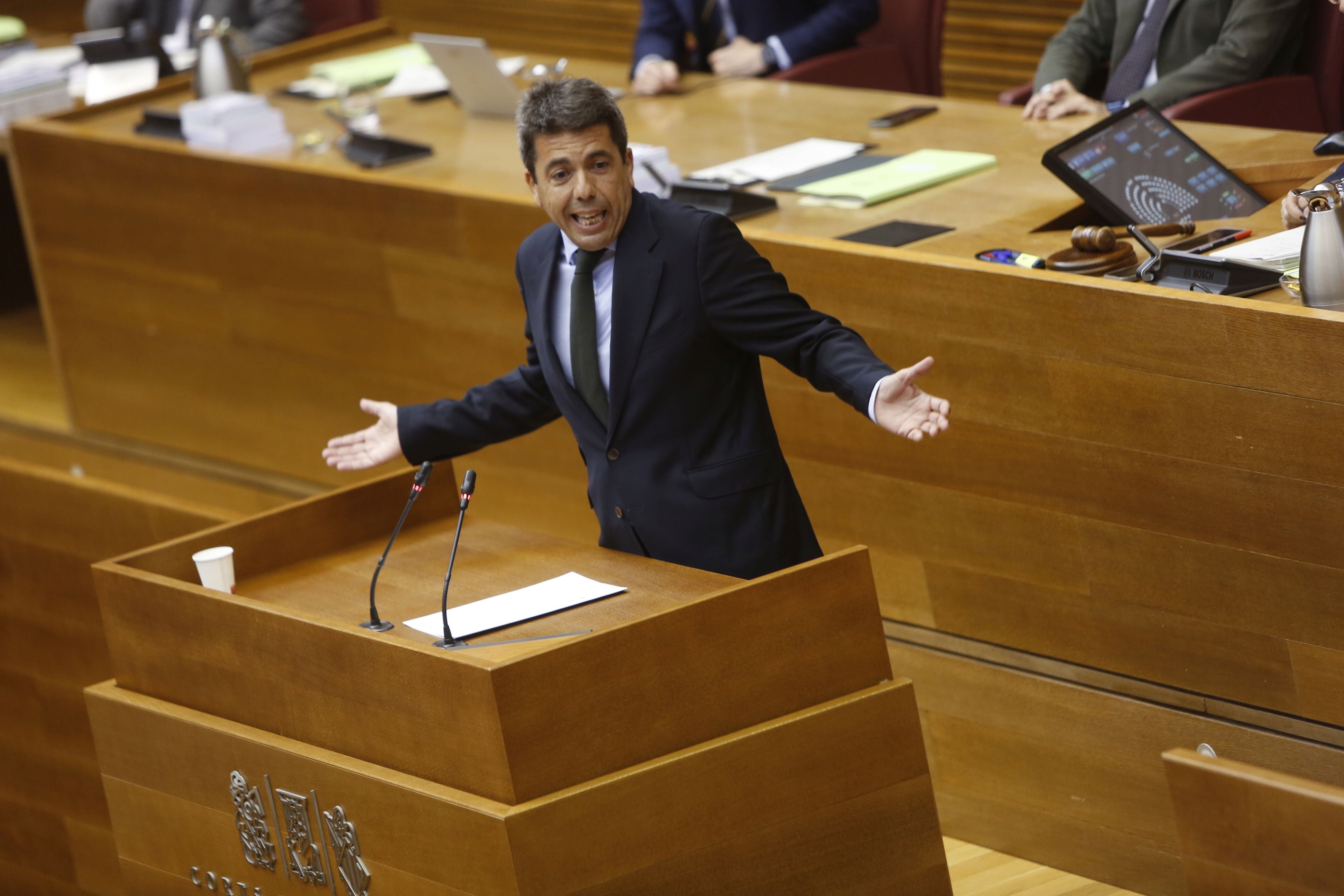 Sesión de control a Mazón en Les Corts, en imágenes