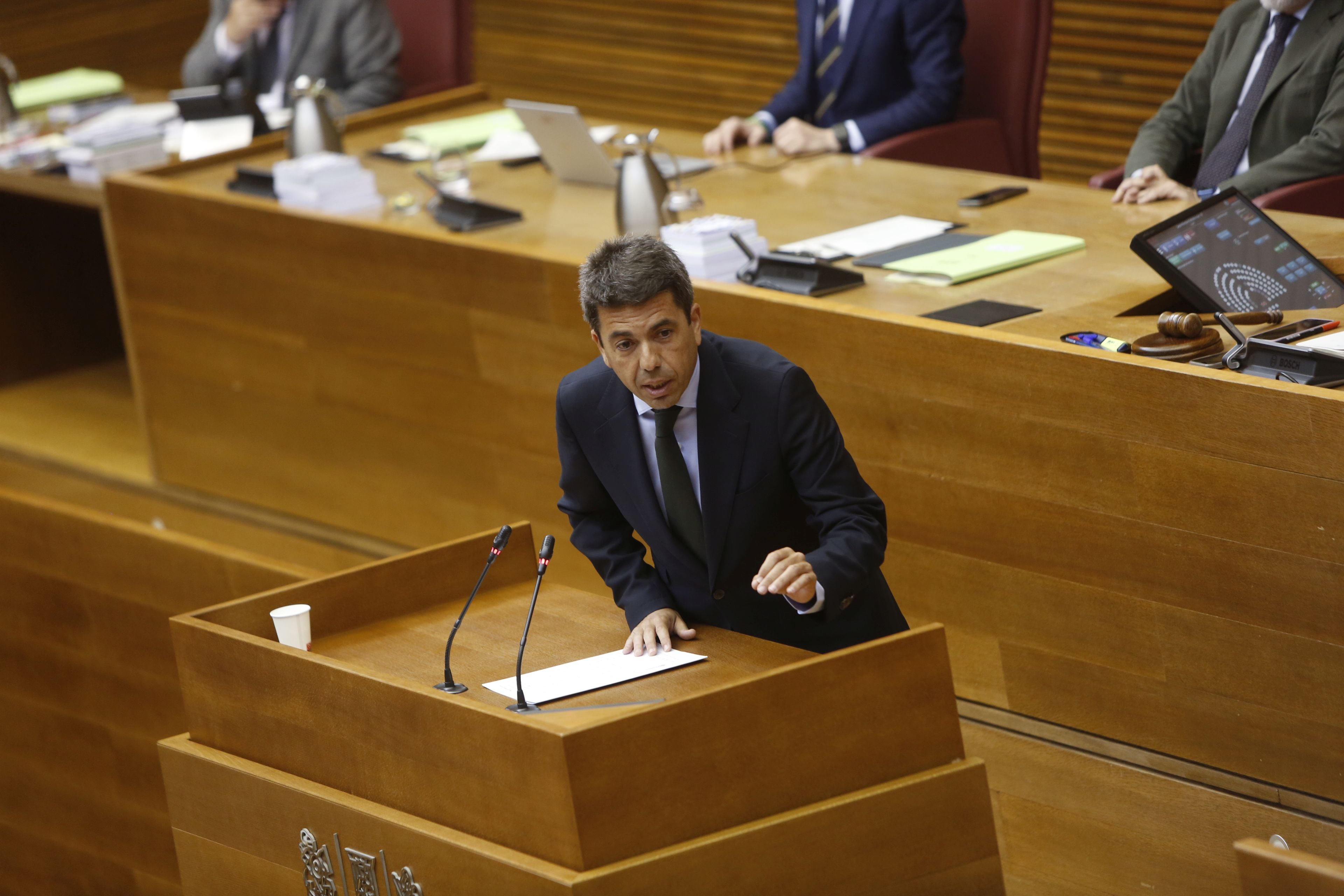 Sesión de control a Mazón en Les Corts, en imágenes