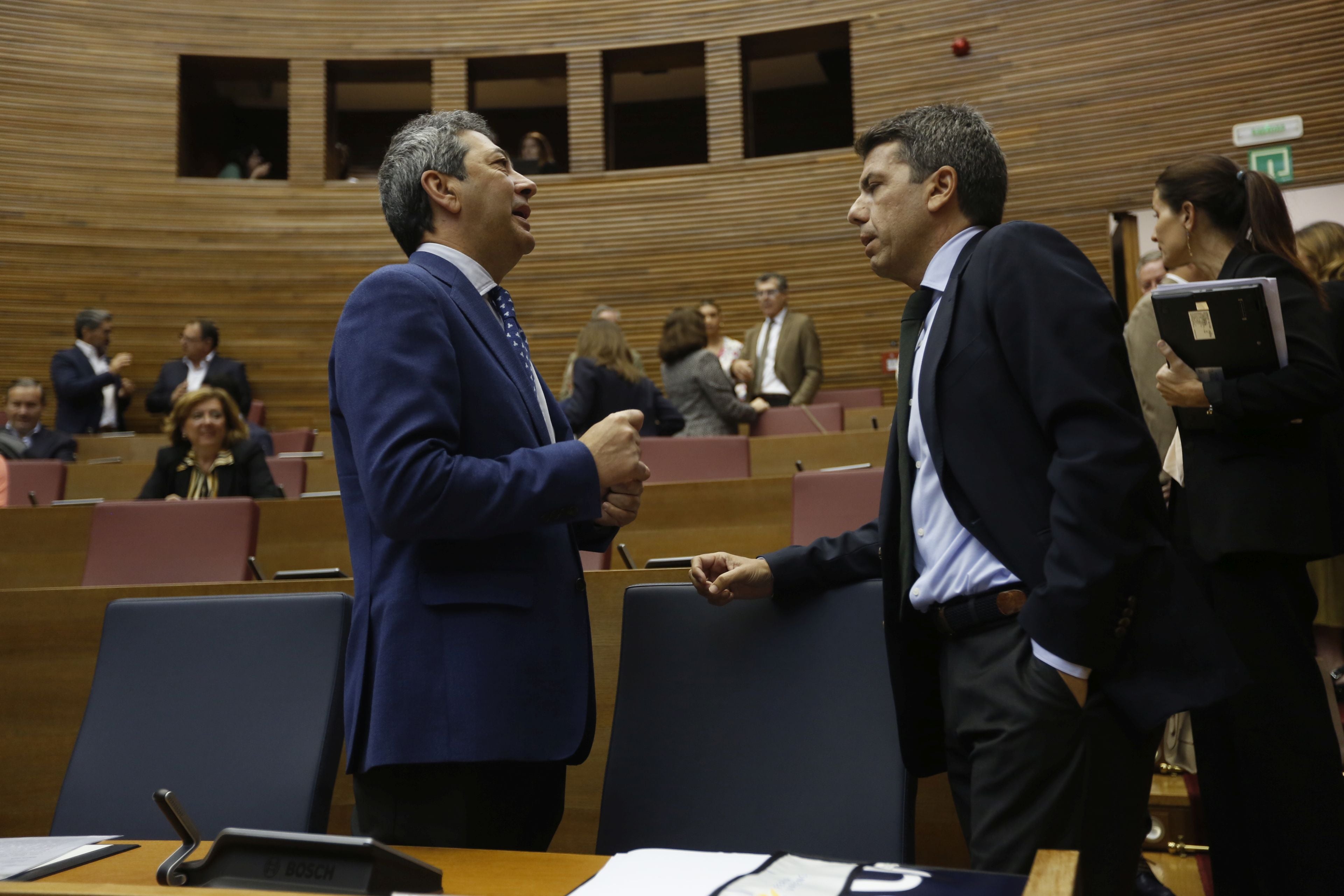 Sesión de control a Mazón en Les Corts, en imágenes