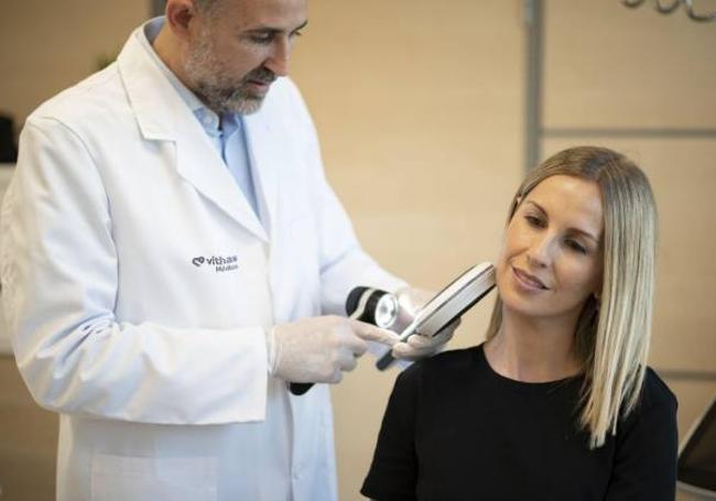 Doctor Vicent Alonso, director de la Unidad de Dermatología, Estética Médica y Cirugía Plástica del Hospital Vithas 9 de Octubre de Valencia