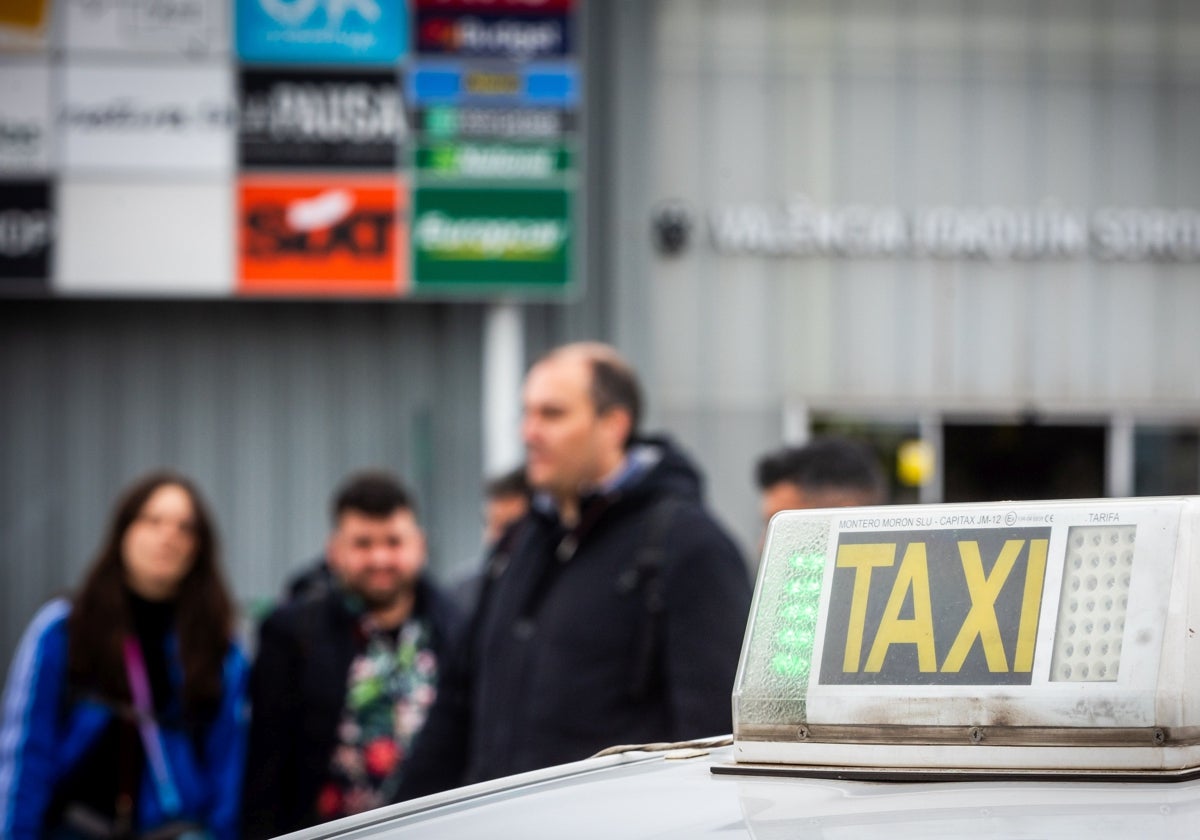 Taxi en la estación de Joaquín Sorolla, en Valencia.