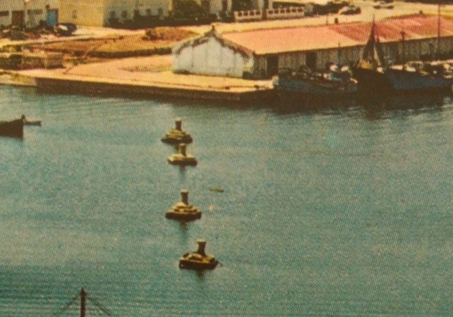 Imagen antigua del puerto de Dénia donde se observan cuatro «Duques de Alba».