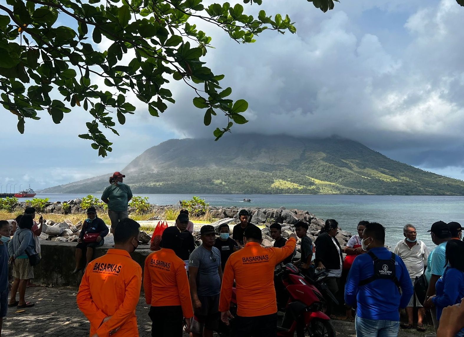 Indonesia eleva al máximo el nivel de alerta por la erupción del volcán Ruang