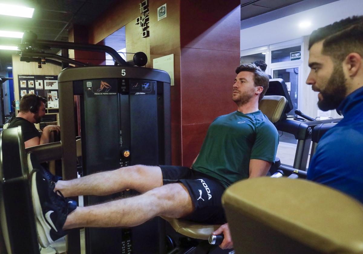 Una persona realizando ejercicio en un gimnasio.